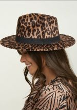 Καπέλο με animal print look